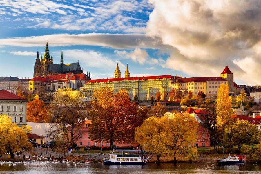 Prague Castle & Castle District: 2-Hour Guided Tour - Meeting by Charles Bridge: the start matters