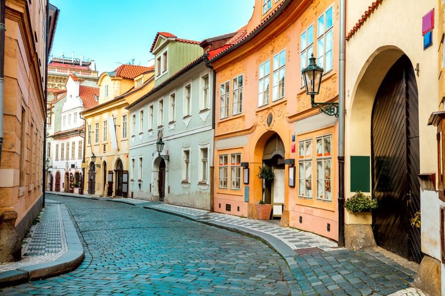 Prague Castle & Castle District: 2-Hour Guided Tour - Guide quality: why this tour is often about the person holding the umbrella