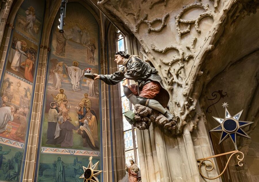 Prague Castle: Royal Palace, Cathedral, and Golden Lane Tour - Logistics that can make or break your day