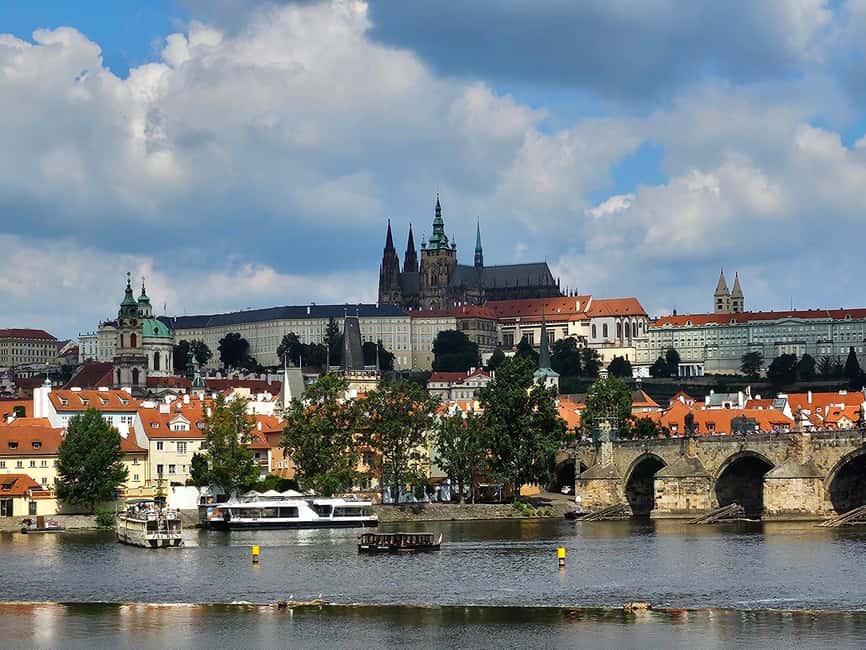 Prague Castle tour - The start point matters: meeting at Lví Dvůr