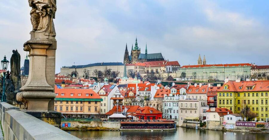 Prague: City Tour - The early sights: National Museum, Dancing House, Charles Bridge area setup
