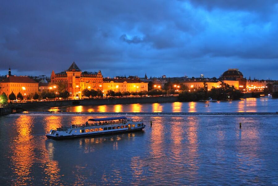 Prague: City Tour and Dinner Cruise with Hotel Pickup - Buffet Reality: What If You’re Vegetarian or Have Food Needs?