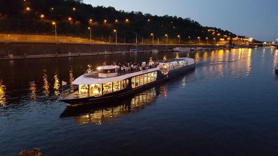 Prague: City Tour and Dinner Cruise with Hotel Pickup - The 45-Minute Minibus Loop: Old Town, Jewish Quarter, New Town