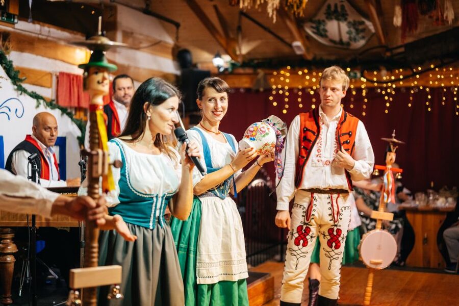 Prague: Dinner with Folk Show and Open Bar - Getting to dinner smoothly: pickup timing and staying on schedule