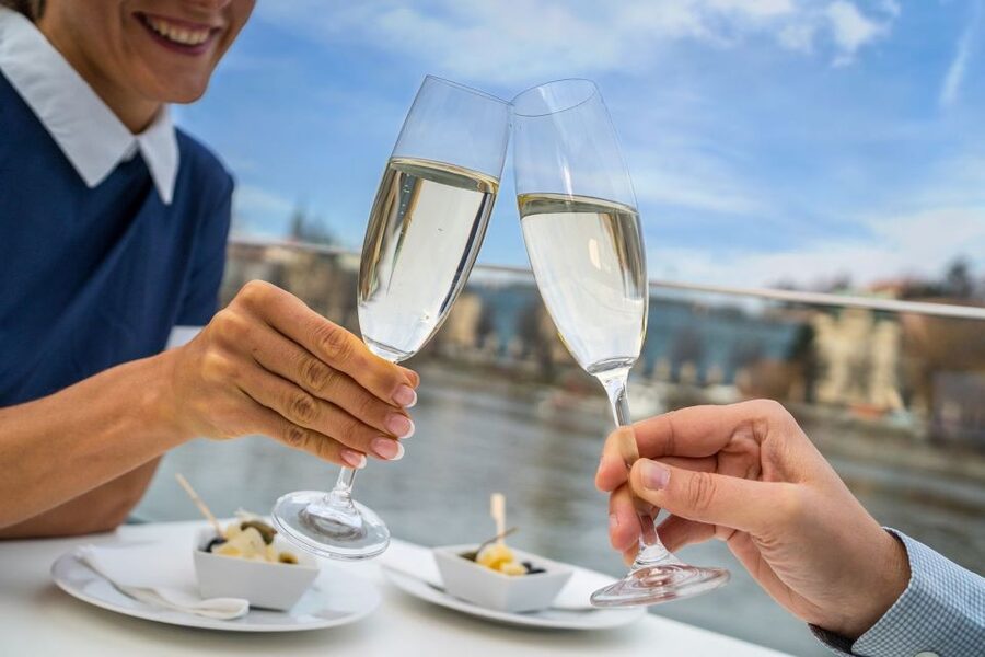 Prague: Evening Vltava River Eco Cruise with Prosecco - Audio Commentary Options: Getting the Facts Without Ruining the Vibe
