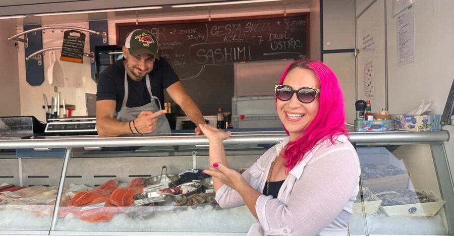 Prague: Farmers Market and Brunch Class with Celebrity Chef - Where the morning starts: Palackého náměstí and a pink umbrella