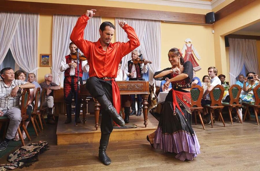 Prague: Folk Dancing Dinner Experience - A 4-Hour Prague Folk Night, With Pickup So You Can Relax