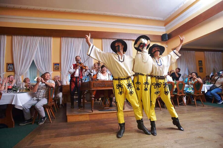 Prague: Folk Dancing Dinner Experience - Unlimited Drinks in Prague, but Drink With a Game Plan