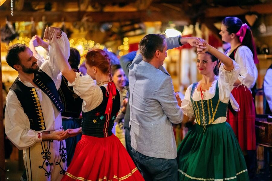 Prague: Folkloric Dinner Show with Unlimited Drinks - Key points to know before you go