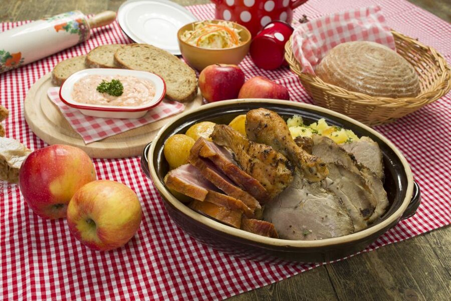Prague: Folkloric Dinner Show with Unlimited Drinks - A Folkloric Dinner Night in Prague’s Hlubočepy Area