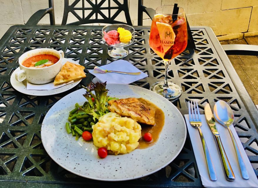 Prague: Full-Day Sightseeing Tour with Cruise and Lunch - Lunch at a traditional pub: what you get and how to make it work