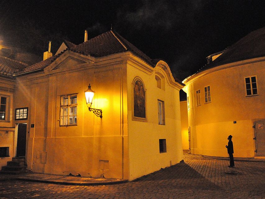 Prague: Ghost Tour - Old-New Synagogue and the Old Jewish Cemetery, where the tour turns more serious