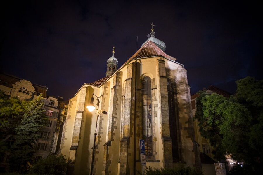 Prague: Ghosts and Legends of the Old Town Evening Tour - Starting Off: Týnská and Dlouhá Lanes with the Right Night Energy