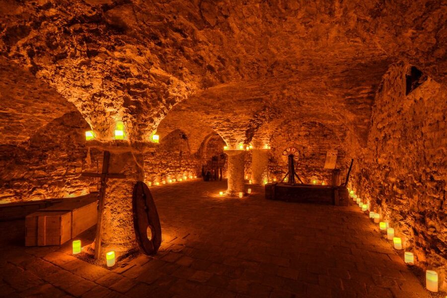 Prague: Ghosts, Legends, Medieval Underground & Dungeon Tour - Candlelit Dungeon time: Jan Mydlář and the tools of 1621