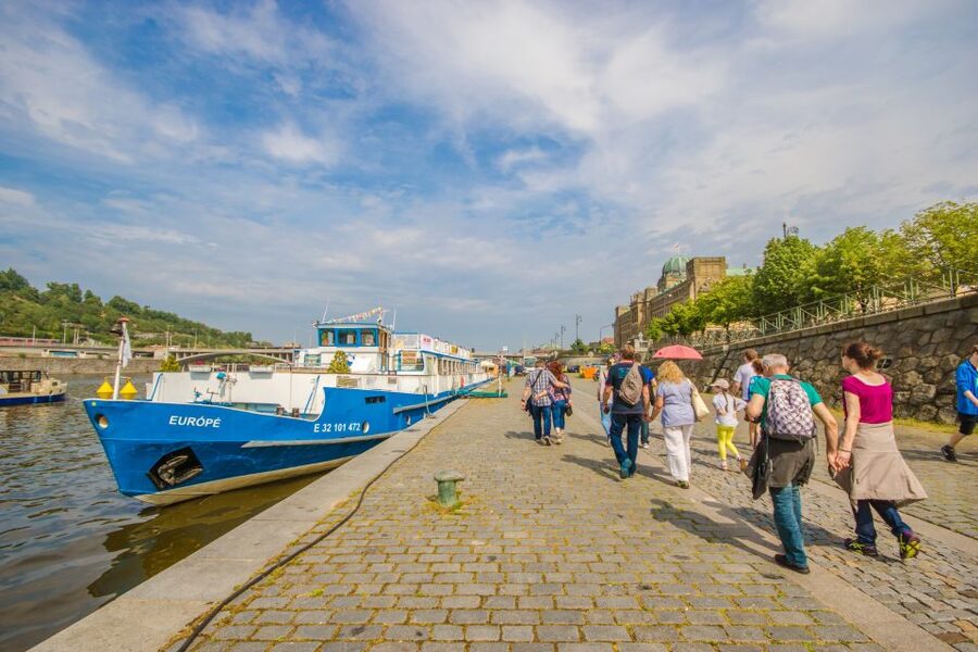 Prague: Guided Bus & Walking Tour with River Cruise & Lunch - Price and value: why this costs $135 and where it can fall short