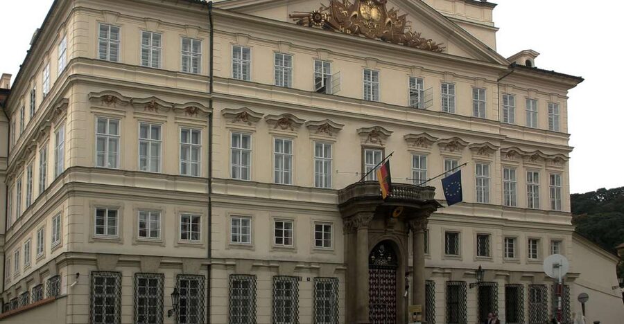 Prague: Highlights Walking Tour to the German embassy 1989 - From Faculty of Law to the Old Town pulse, fast