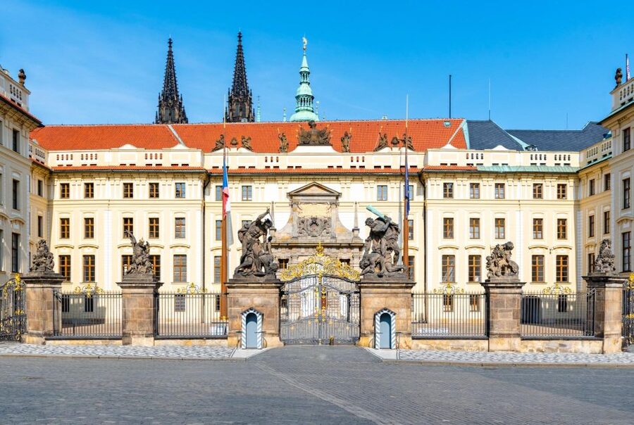 Prague Hradcany Castle, St Vitus Cathedral Tour with Tickets - Prague Castle feels like a maze, until you have a plan