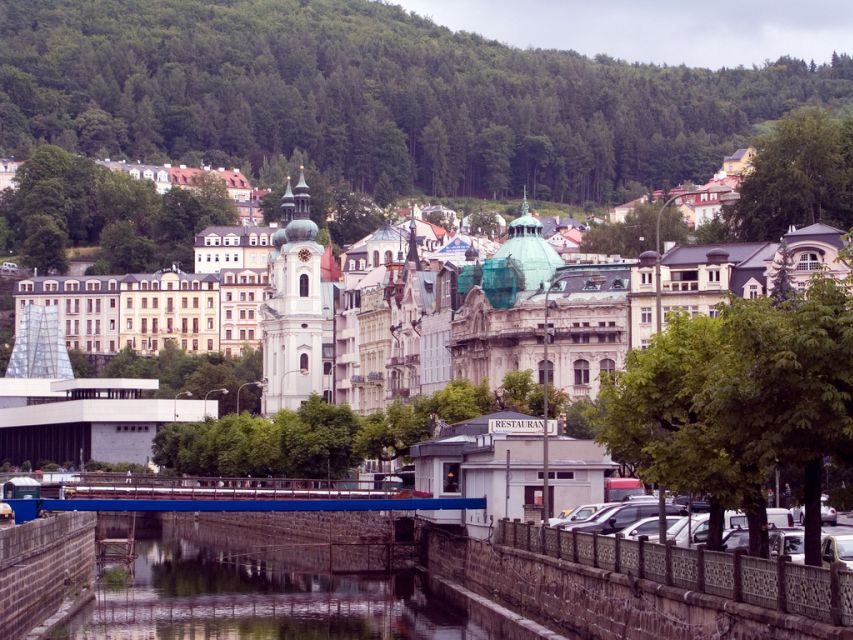 Prague: Karlovy Vary Tour with Lunch and Moser Museum Visit - Getting there, timing it right, and handling the long day