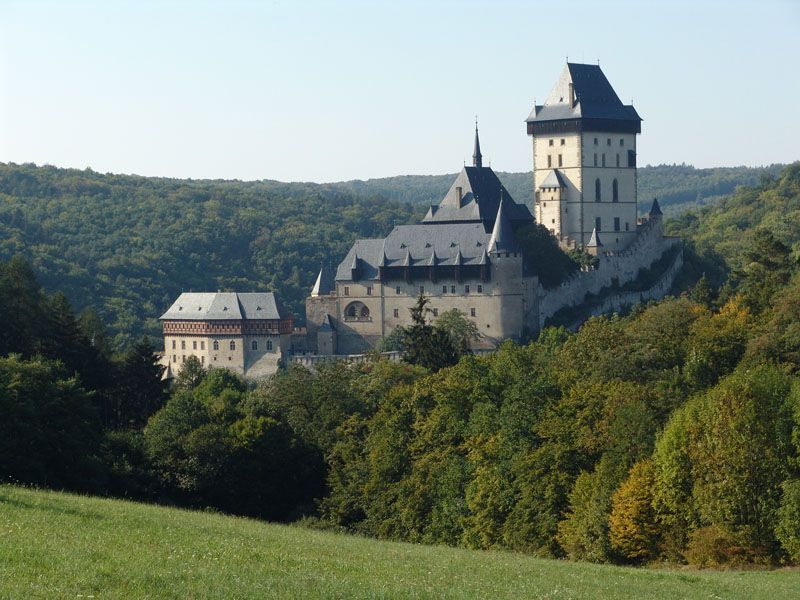Prague: Karlštejn Castle Guided Tour with Entry Ticket - Walking up to the fortress: shoes matter more than you think