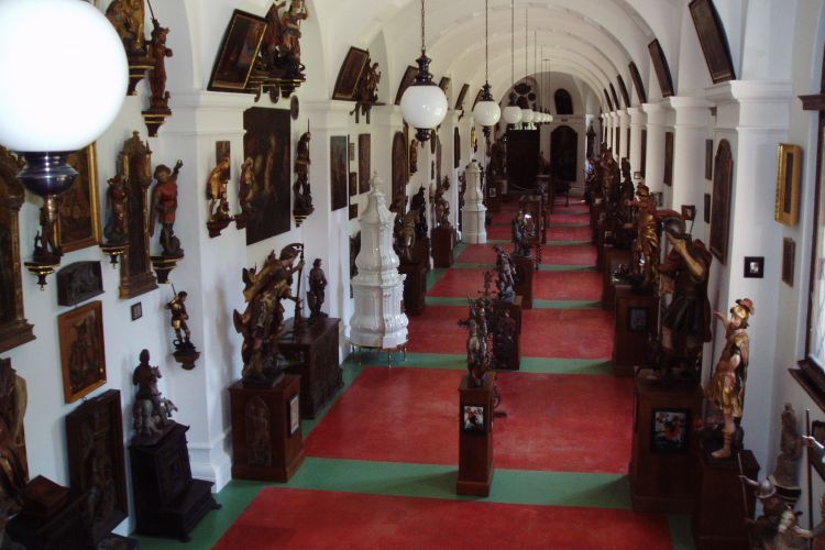 Prague: Karlštejn Castle Guided Tour with Entry Ticket - Group size and guide energy: why it matters on a half-day