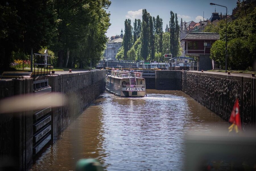 Prague: Lunch Cruise on Vltava River with open Buffet - The River Lock: Why It Matters for a Better Route