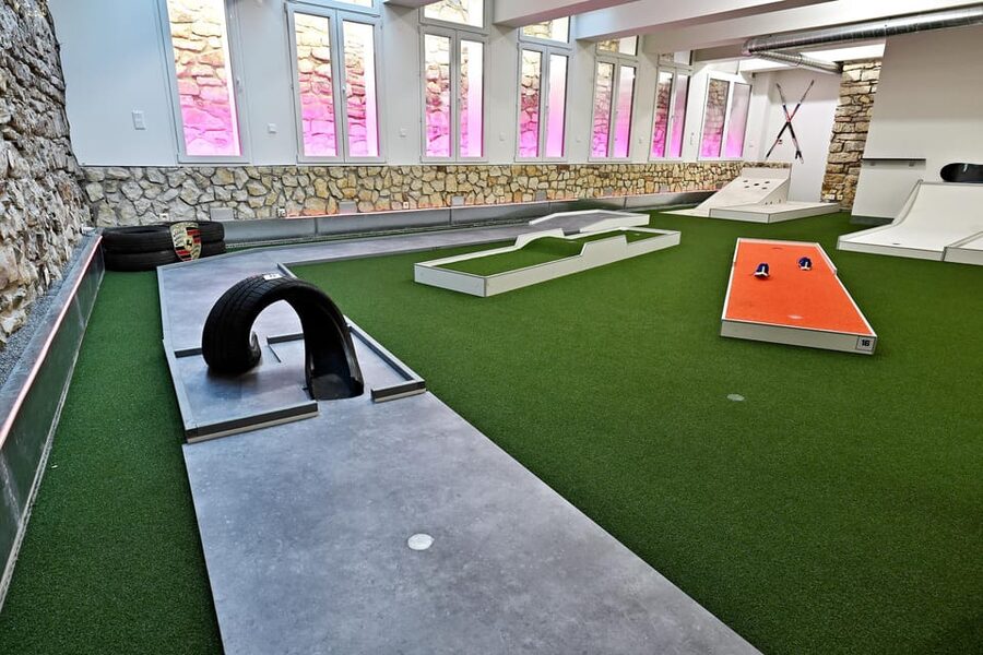 Prague: Mazemania Miniature Golf Experience - Taking Breaks Like a Local: Seating for 35+ and Bar-Time Comfort