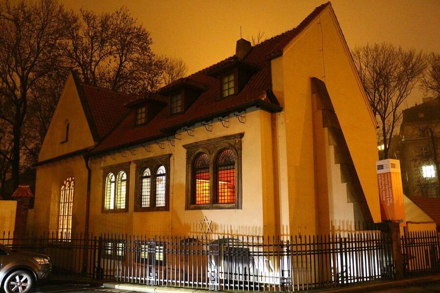Prague: Old, New, and Jewish Towns Guided Walking Tour - Meeting at Česká Národní Banka, then getting oriented fast