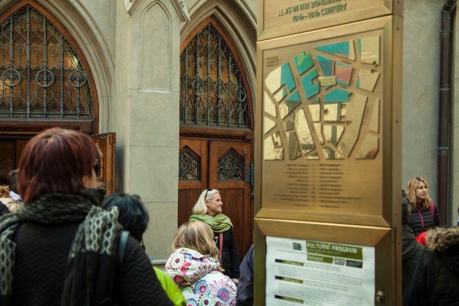 Prague: Old Town and Jewish Quarter Guided Tour in German - The Prague Astronomical Clock photo stop: why the Gothic science matters