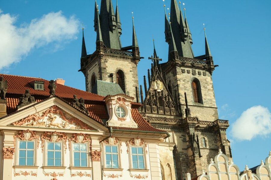 Prague: Old Town and Jewish Quarter Guided Tour in German - Finding your guide at Old Town Square 5 (and why timing matters)