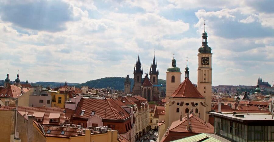 Prague: Old Town and Jewish Quarter Guided Walking Tour - Old Town landmarks and the Astronomical Clock, what to look for