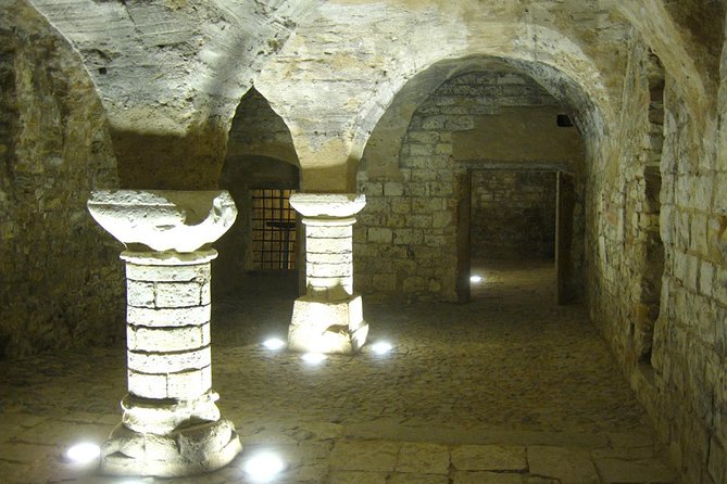 Prague Old Town, Medieval Underground and Dungeon Historical Tour - 90 minutes on foot: footwear, steps, and group size