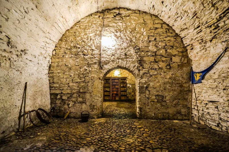 Prague: Oldtown, Medieval Underground & Dungeon History Tour - Meeting at Male Namesti and how the tour starts