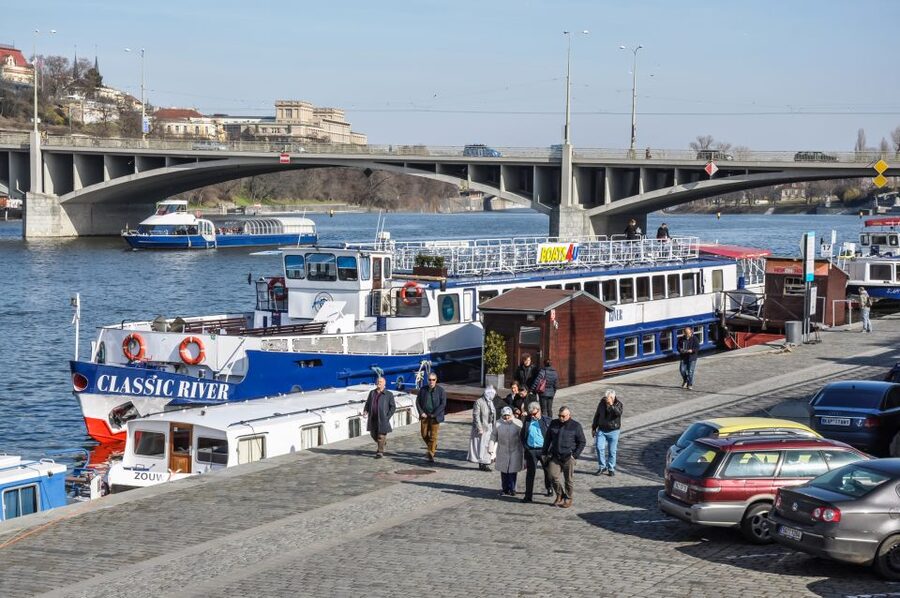Prague: Panoramic Vltava River Cruise - Indoor comfort, seasonal seating, and how to choose your spot