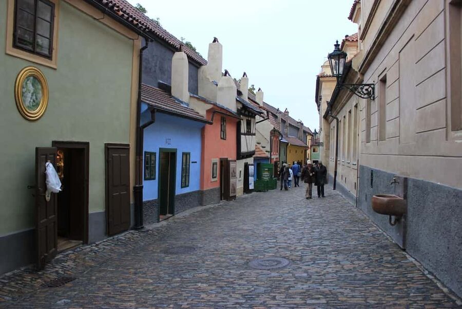 Prague: Prague Castle & Charles Bridge – guided tour in German - Golden Lane finish point: how to use your free time well