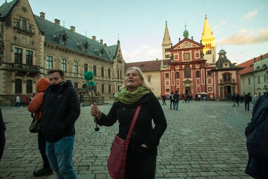 Prague: Prague Castle & Charles Bridge – guided tour in German - Who this tour suits best, and who should think twice