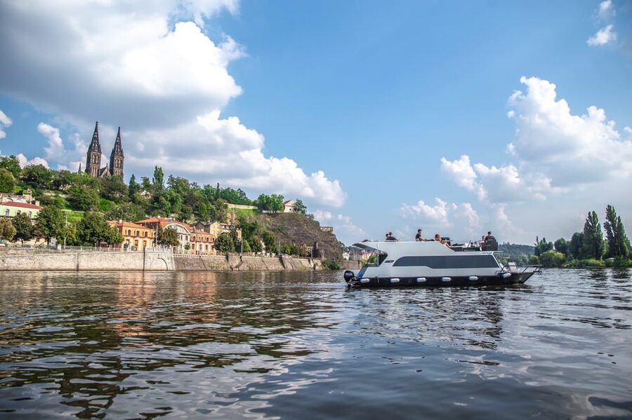 Prague: Private River Cruise with Unlimited Beer or Prosecco - Boarding at Výtoň: Finding the Boat Without Stress