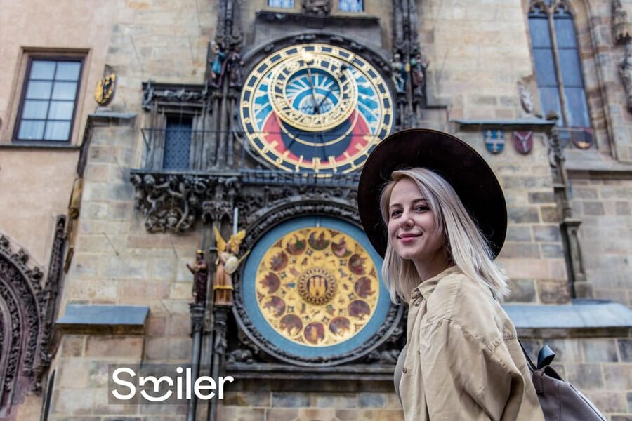 Prague: Professional Photoshoot in the Old Town - Old Town Photos in One Short, Focused Session