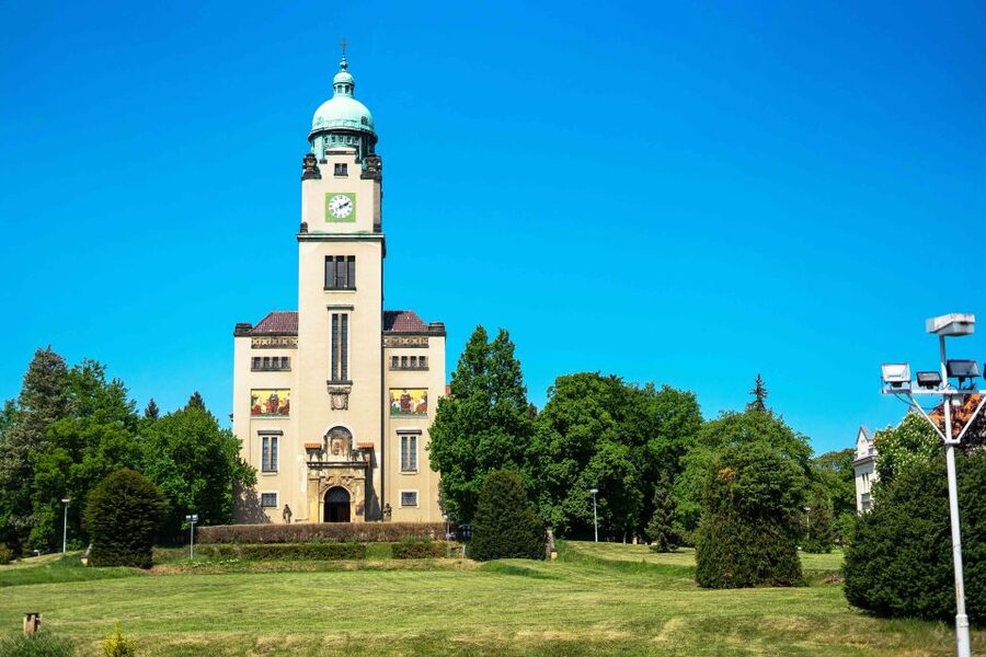 Prague: Psychiatric Hospital and Abandoned Cemetery Tour - How the 3-hour flow keeps the story moving