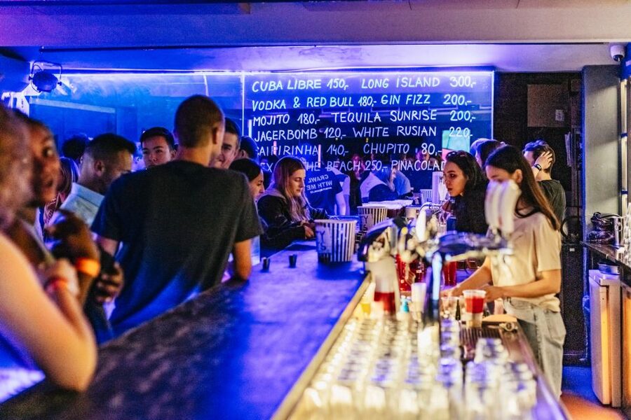 Prague: Pub Crawl with Unlimited Drinks & 5-floor Club Entry - Meeting point, timing, and what to bring for a smooth start