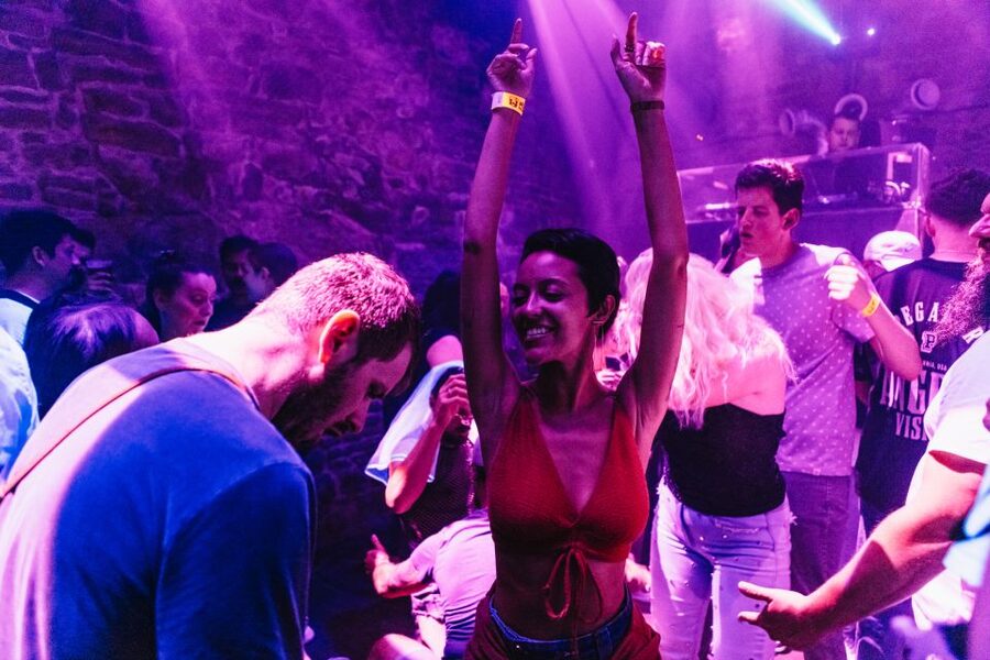 Prague: Pub Crawl with Unlimited Drinks & 5-floor Club Entry - Two start times, and how they shape your evening