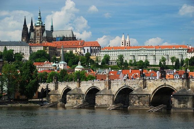 Prague's charming old places tour in Russian language - Oldest rotunda stops and the Charles Bridge viewpoint that frames the whole city