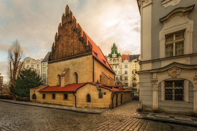 Prague's charming old places tour in Russian language - U dvou koček beer cheese break near Uhelný trh, with a real taste stop
