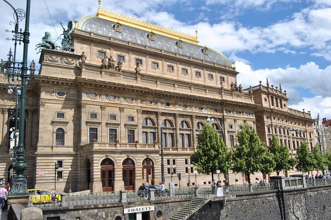 Prague's charming old places tour in Russian language - Josefov streets, synagogues, and the Old Cemetery story