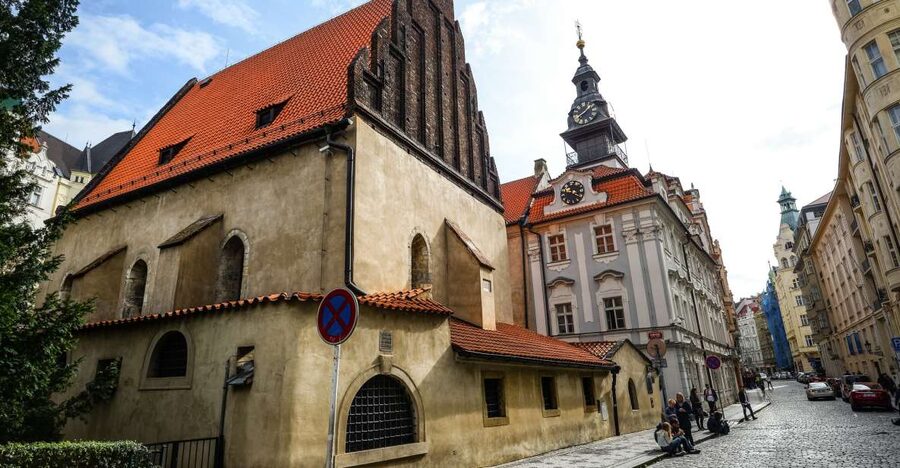 Prague: Synagogues and Jewish Quarter Private Walking Tour - Old-New Synagogue: the extra stop that completes the picture