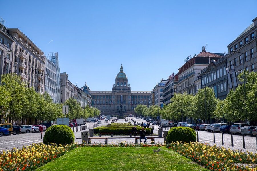 Prague Tour in Spanish - World wars and the pressure on everyday Prague