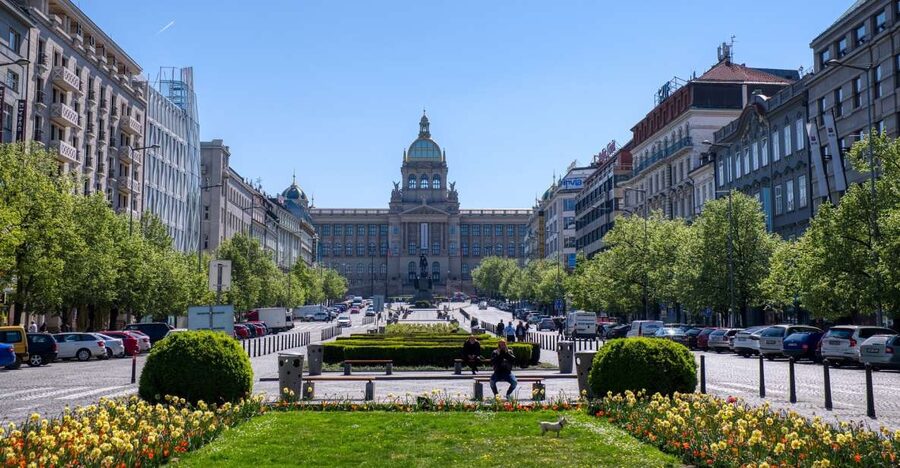 Prague Tour in Spanish - Meeting point by navy blue umbrella, then a story-driven start
