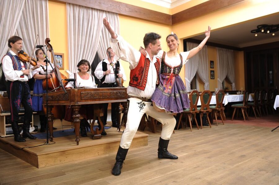 Prague: Traditional Folklore Evening with Dinner & Music - Dinner First: What the Czech Meal Feels Like in Practice