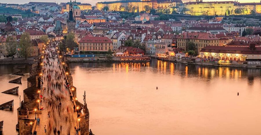Prague : Visite insolite avec un guide journaliste français - Powder Tower and the practical win of a smart route