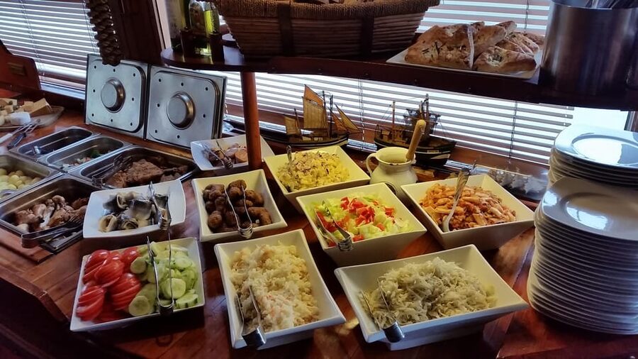 Prague: Vltava River Evening Dinner Cruise - Key highlights you should know