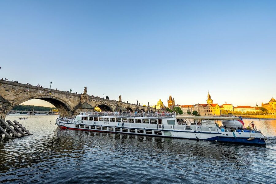 Prague: Vltava River Night Cruise with Buffet - Seating, Sharing Tables, and How to Enjoy It Anyway